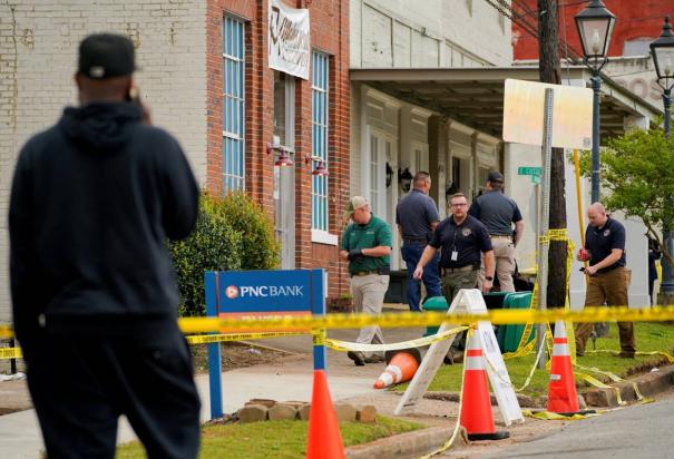 Elementos de seguridad trabajan en el lugar donde ocurrió el tiroteo en Dadeville, Alabama.