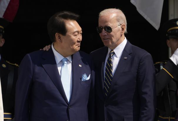 El presidente de EU (der.), Joe Biden, abraza a su homólogo surcoreano, Yoon-Suk-yeol, ayer, en la Casa Blanca.