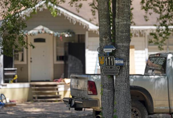 En la imagen, la casa donde ocurrió un tiroteo masivo el viernes por la noche, en Cleveland, Texas