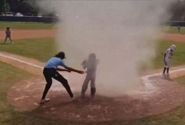 Remolino de polvo atrapa a un niño durante un juego de béisbol