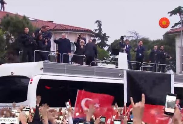 El presidente reelecto Recep Tayyip Erdoğan celebra con sus simpatizantes su triunfo desde la ciudad de Ankara tras ganar su tercer mandato consecutivo.