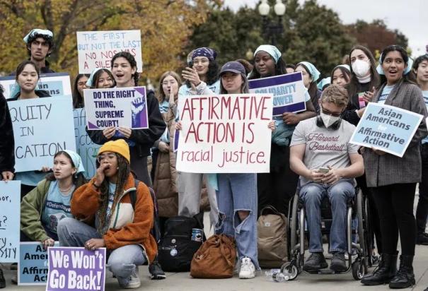 Varios activistas se manifiestan mientras la Corte Suprema escucha argumentos sobre dos casos que podrían decidir el futuro de la discriminación positiva en las admisiones universitarias, en Washington 31 de octubre de 2022.