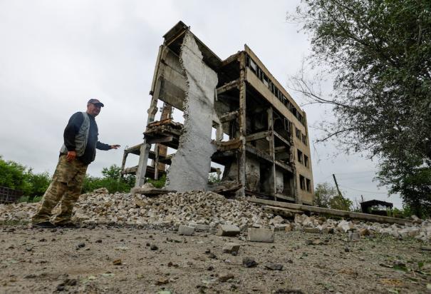 Residente ucraniano muestra los daños contra inmuebles tras nuevos bombardeos en la nación.