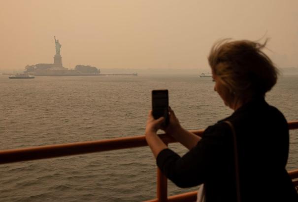 La Estatua de la Libertad entre humo y neblina provocada por los incendios ocurridos en Canadá.