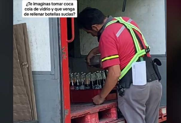 Captan a supuesto empleado de Coca-Cola rellenando botellas sucias de refresco para volverlas a vender