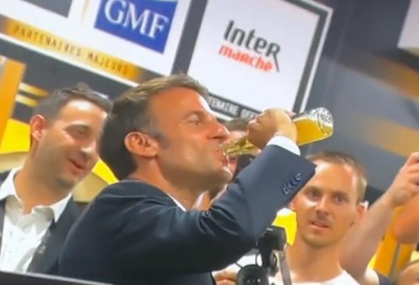 En redes sociales critican al presidente de Francia, Emmanuel Macron, por beberse una cerveza de un solo trago.