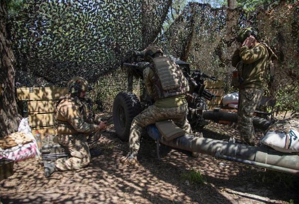 Defensores alistan sus armas para atacar posiciones del enemigo, ayer.