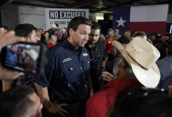 El gobernador de Florida charla con simpatizantes en Eagle Pass, ayer.