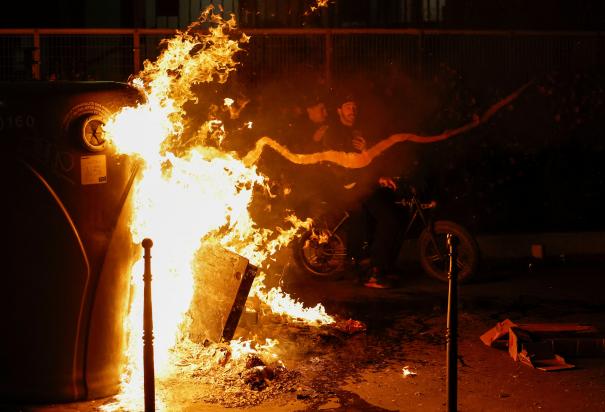 Un contenedor arde mientras la gente protesta tras la muerte de Nahel, un adolescente de 17 años asesinado por un policía francés en Nanterre durante una parada de tráfico, y contra la violencia policial, en París, Francia, el 30 de junio de 2023. REUTERS/Juan medina