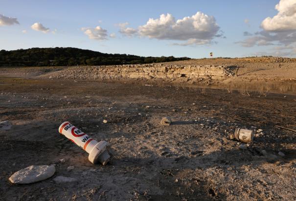 Una boya en tierra firme en el lago Medina, en San Antonio, Texas evidencia la ola de calor extremo que pegó al estado en junio del 2022.