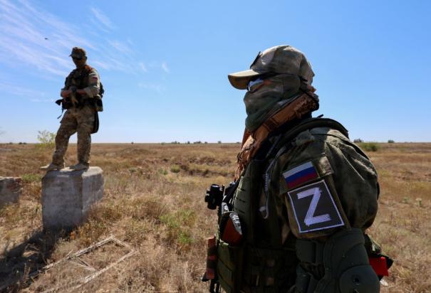 Miembros de una unidad femenina de defensa territorial rusa operan drones FPV y practican tácticas de batalla mientras se entrenan en un campo de tiro cerca de Yevpatoriya, Crimea.