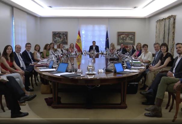 Pedro Sánchez (centro), presidente de España, encabeza una reunión con el Consejo de Ministros tras las elecciones, ayer.