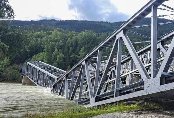 Una sección de un puente ferroviario colapsó sobre el río Laagen, en Ringebu, Noruega, el lunes 14 de agosto de 2023