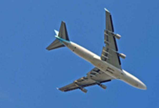 En pleno vuelo, avión desciende casi 6 mil metros en 6 minutos