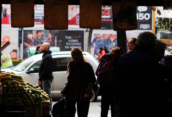 Ciudadanos ingresan a las tiendas, donde se percatan del alza en los costos, ayer.