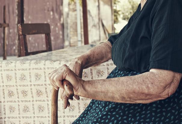 La abuelita fue al médico para que le quitaran el dolor abdominal.