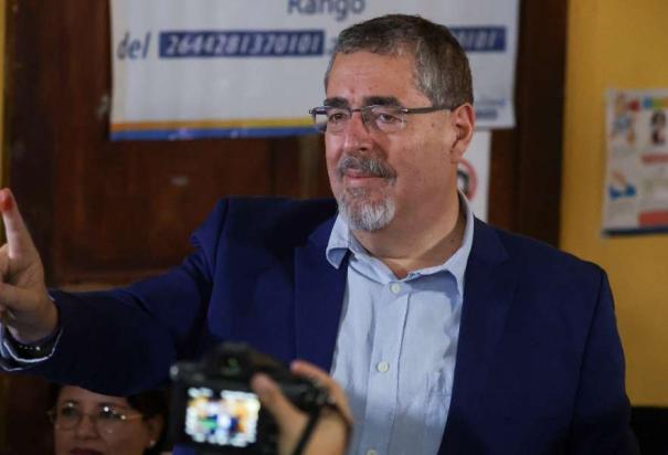 Bernardo Arévalo gana elecciones presidenciales en Guatemala.