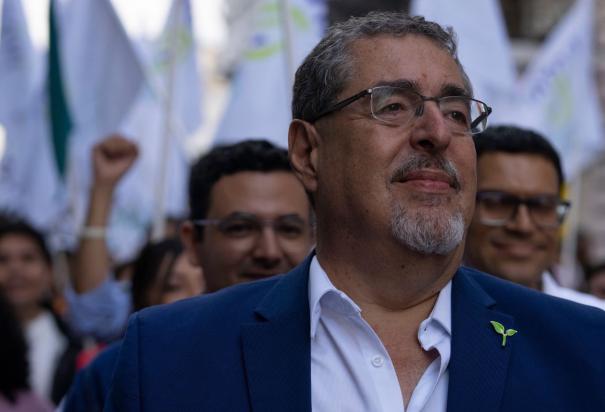 Bernardo Arévalo como virtual presidente en Guatemala.