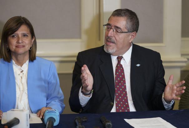 El presidente electo, Bernardo Arévalo, junto a su compañera de fórmula, Karin Herrera, en una conferencia el pasado 28 de agosto.