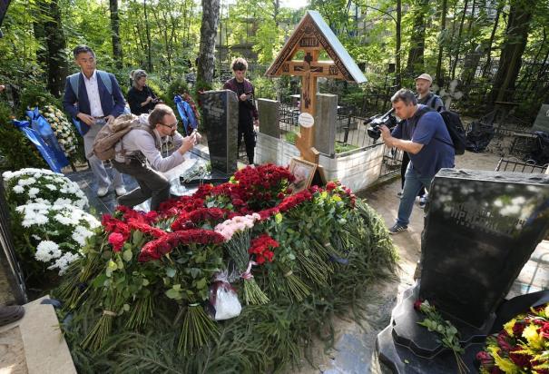 Simpatizantes y periodistas visitan la tumba del líder mercenario en San Petersburgo, ayer.