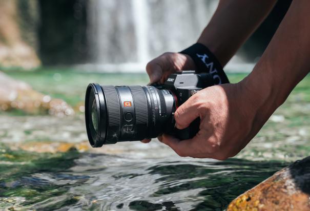 El modelo α7CR, con sensor de alta resolución de 61MP, y el modelo α7C II, que ofrece el máximo rendimiento en captura de fotografías y videos.