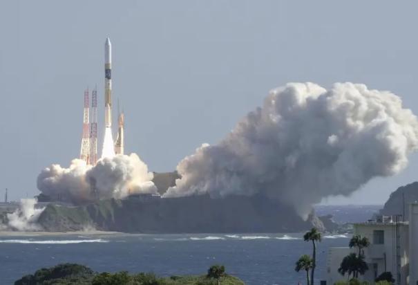 Un cohete HII-A sale de su plataforma de lanzamiento en el Centro Espacial Tanegashima en Kagoshima, en el sur de Japón, el jueves 7 de septiembre de 2023.