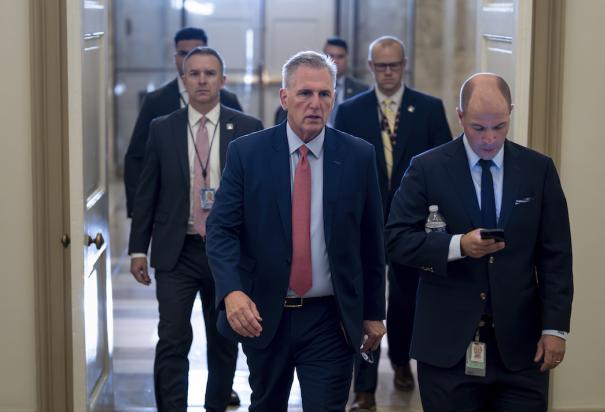 El líder republicano, Kevin McCarthy (centro), previo a la conferencia en la que oficializó una indagatoria contra el presidente.