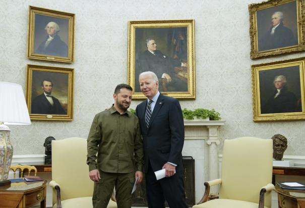 Los presidentes de Ucrania, Volodimir Zelenski, con su característica vestimenta verde, y de Estados Unidos, Joe Biden, ayer en la Casa Blanca.