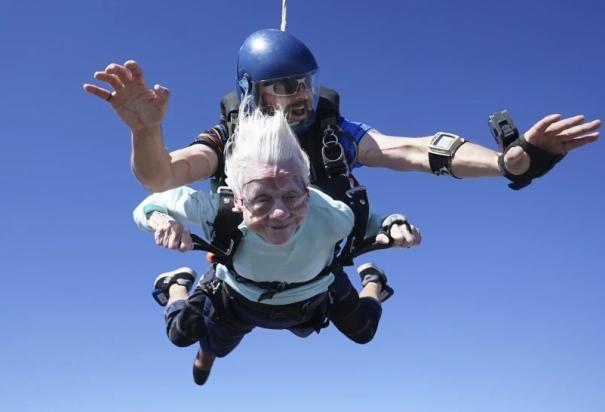 En esta imagen, proporcionada por Daniel Wilsey, se muestra a Dorothy Hoffner, de 104 años, durante un salto en paracaídas en tandem con Derek Baxter que la convirtió en la persona más mayor del mundo en hacerlo, el 1 de octubre de 2023, en Skydive Chicago, en Ottawa, Illinois.