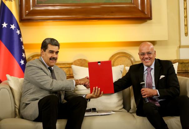 El presidente Nicolás Maduro muestra el compromiso con la oposición, ayer.