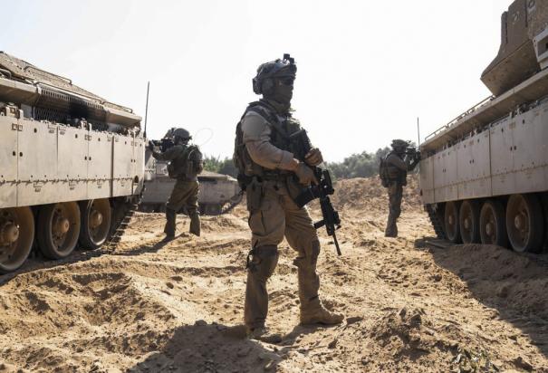 Militares israelíes, durante una incursión terrestre al cruzar la frontera con Gaza, ayer.