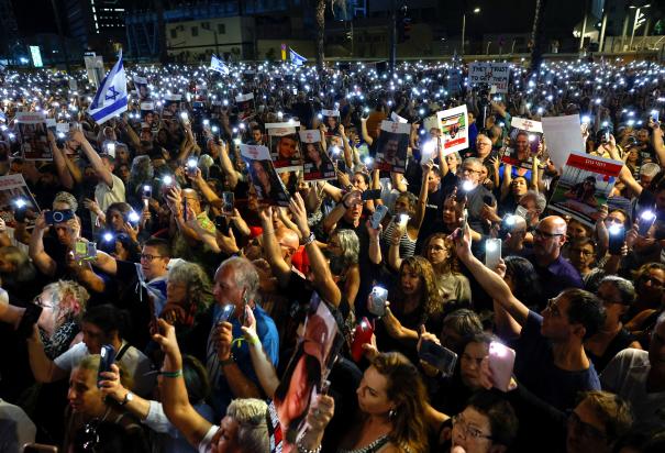 La gente exige la liberación inmediata de los rehenes retenidos en Gaza que fueron capturados en el ataque de octubre por parte de hombres armados de Hamas, en Tel Aviv, Israel, el 4 de noviembre de 2023.