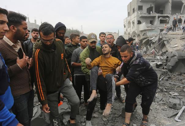 Palestinos evacúan a sobrevivientes de un bombardeo israelí  en la ciudad de Rafah, al sur  de la Franja, ayer.