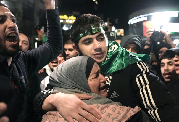 Omar Atshan, de 17 años, tras ser liberado de una prisión israelí, ayer.