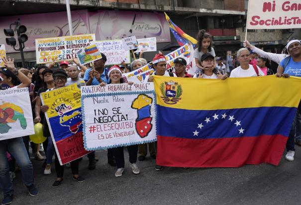 Un miembro de la Milicia Bolivariana vota en un referéndum sobre el reclamo de Venezuela sobre el Esequibo, una región administrada y controlada por Guyana, en Caracas, Venezuela, el domingo 3 de diciembre de 2023.