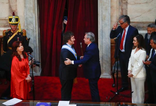 Cristina Fernández gesticula mientras Alberto Fernández entrega el bastón presidencial a Javier Milei.