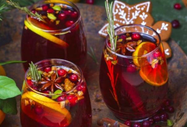 El ponche de frutas en Navidad es uno de los elementos clásicos y esenciales de las fiestas decembrinas; así puedes darle un giro.