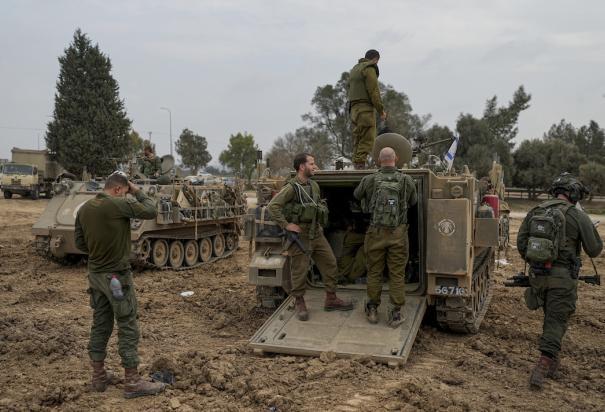 Soldados israelíes esperan órdenes cerca de la frontera con Gaza, ayer.