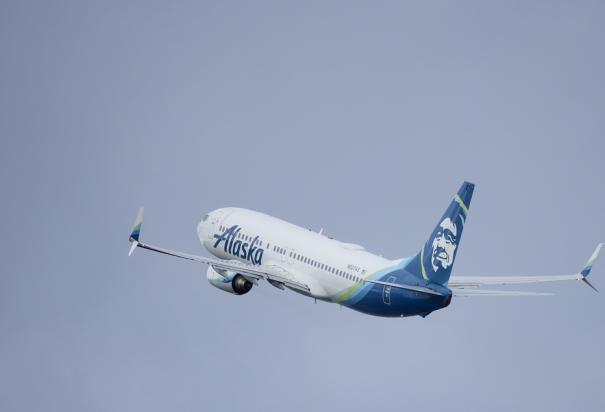 El vuelo 794 de Alaska Airlines, un avión Boeing 737-800, despega del aeropuerto internacional de Portland en Portland, Oregon, el sábado 6 de enero de 2024.