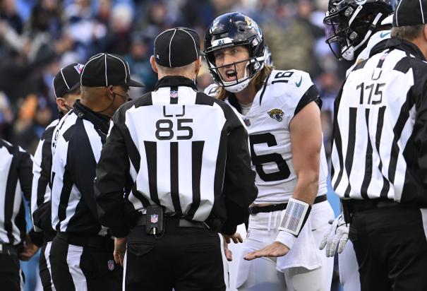 Trevor Lawrence (16), quarterback de los Jacksonville Jaguars, discute con los árbitros durante la segunda mitad del juego de la NFL en contra de los Tennessee Titans