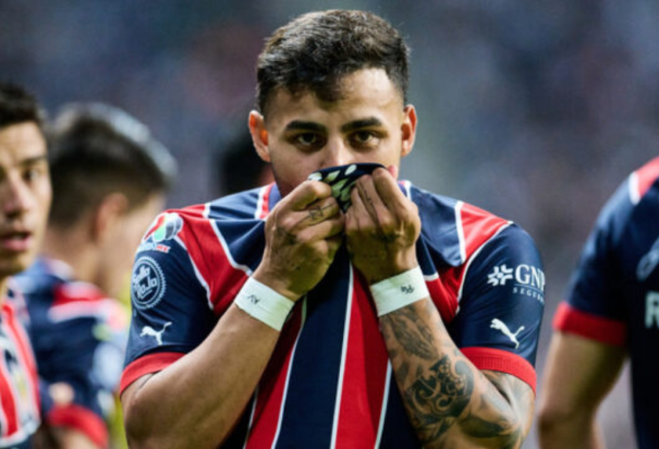 Alexis Vega entrena en Verde Valle con el uniforme de las Chivas