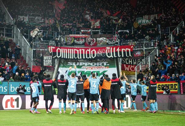 Jugadores de las Aspirinas celebran una victoria con su hinchada.