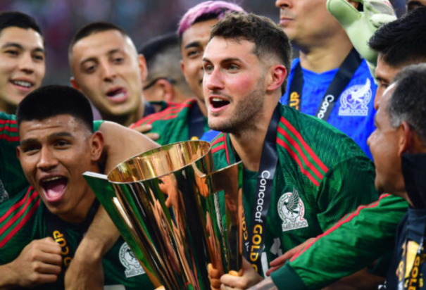 Santiago Giménez siente que tiene una deuda con la Selección Mexicana