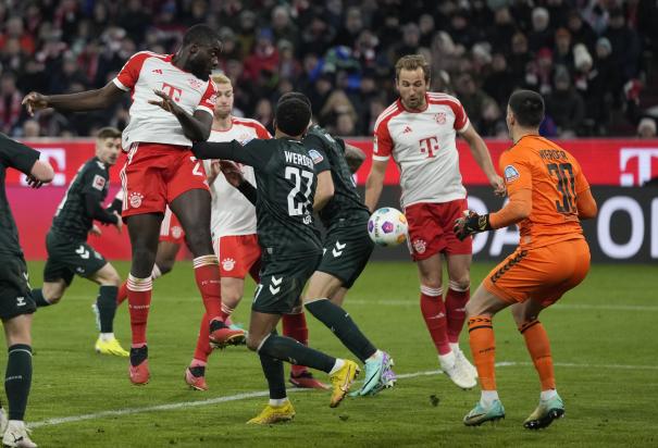 Una acción de la caída del Bayern Múnich ante el Werder Bremen en la Jornada 18 de la Bundesliga de Alemania.