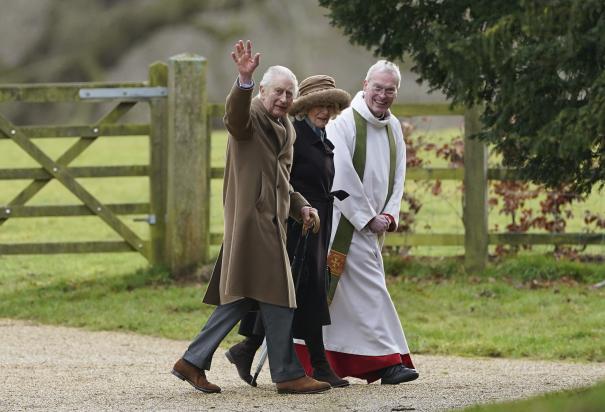 El rey Carlos saluda a residentes previo a un servicio religioso en Sandringham, junto a su esposa, la reina Camila, el pasado 4 de febrero.