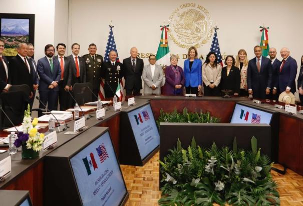 Integrantes del gabinete de seguridad de México (izq.) con la comitiva estadounidense, acompañada por la asesora presidencial de esa nación, Elizabeth Sherwood-Randall (saco azul), ayer.