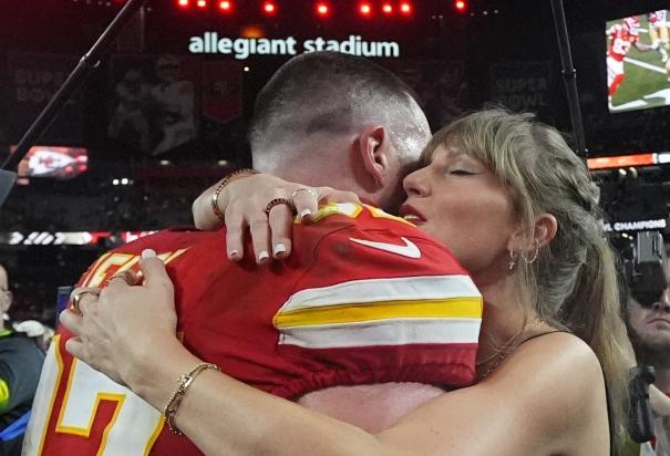 Taylor Swift roba cámaras y baja a celebrar el triunfo de su novio Travis Kelce