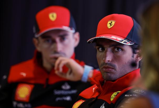 El piloto de Ferrari Carlos Sainz (derecha) junto a su compañero Charles Leclerc previo al Gran Premio de Brasil