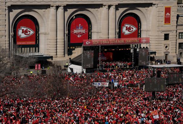 Aficionados de los Chiefs durante las celebraciones en Kansas City por la obtención del Super Bowl LVIII de la NFL.