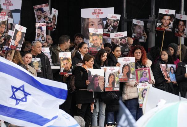 Con fotografías y carteles de los rehenes, familiares viajan a La Haya.